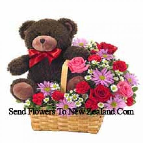 Canasta de flores surtidas con oso de peluche de 14 pulgadas